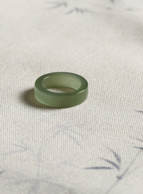 17号戒指 和田玉晴水青白中宽直切款方口指环 3237