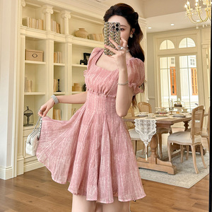 2026新款法式甜美泡泡袖粉色度假裙夏女装海边温柔收腰a字连衣裙