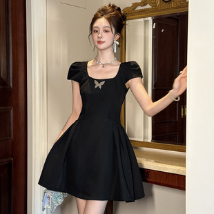 法式方领黑色连衣裙女收腰气质设计感短款a字小黑裙子夏季