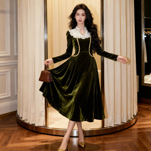 2025秋冬新款复古绿V领收腰丝绒连衣裙显瘦女装宫廷风时尚长袖裙