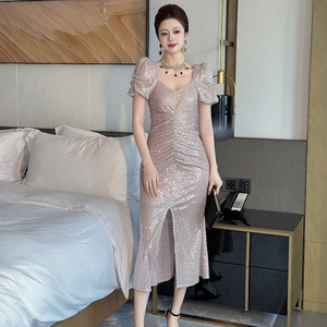 2026新款粉色亮片法式方领泡泡袖显瘦连衣裙女时尚性感开叉礼服裙