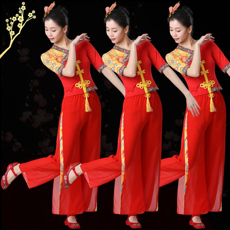 秧歌服演出团队春英喜庆打鼓舞