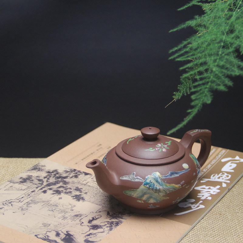 宜兴紫砂彩绘山水紫砂壶