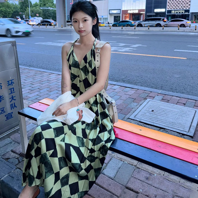 度假风几何格纹印花挂脖连衣裙
