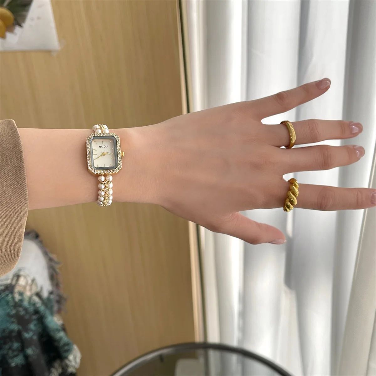 Popular Little Fragrant Pearl Bracelet Watch for Women with