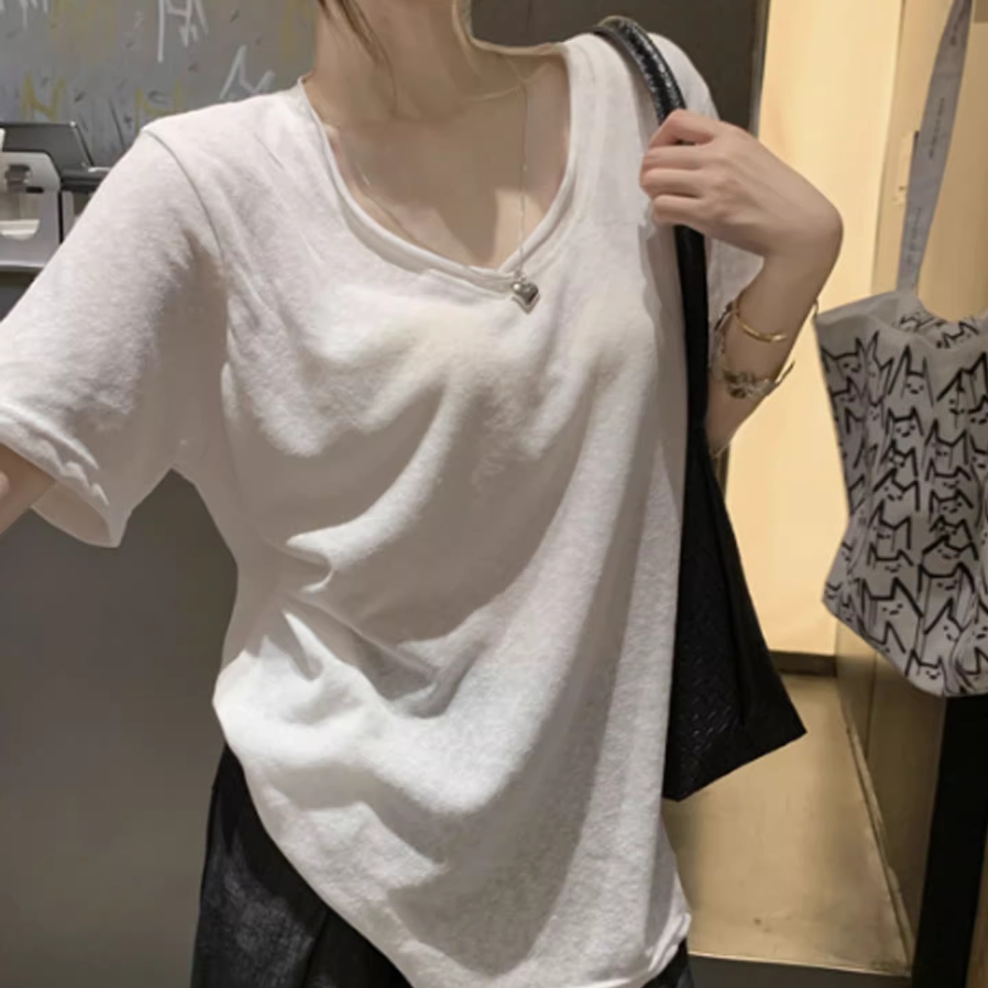 白色v领纯棉短袖t恤女2025新款爆款夏季独特漂亮减龄款上衣高级感