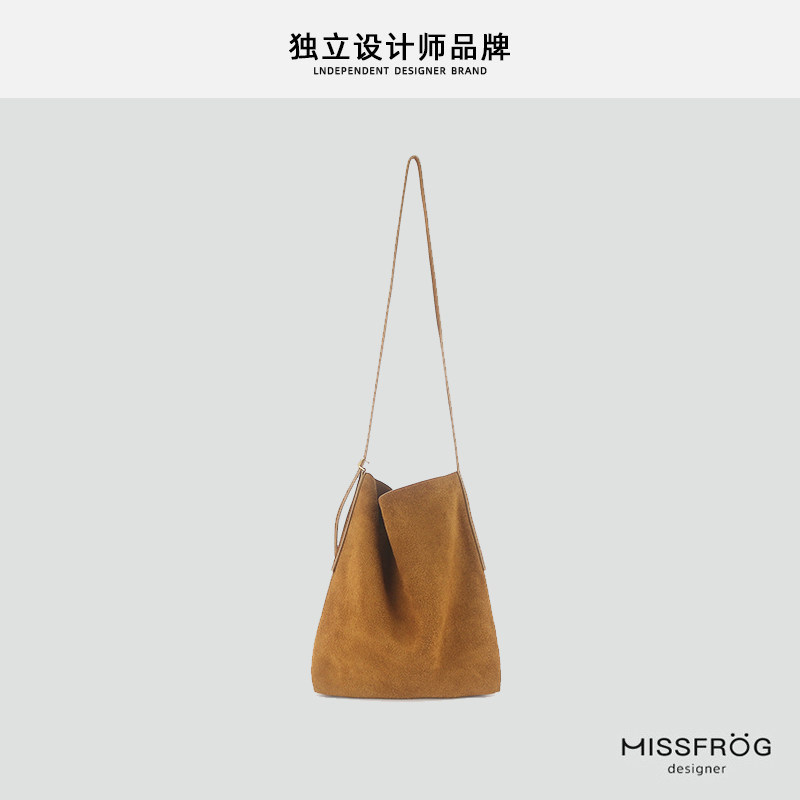 秋冬新款大容量磨砂牛皮水桶包复古简约通勤托特包慵懒随性单肩包