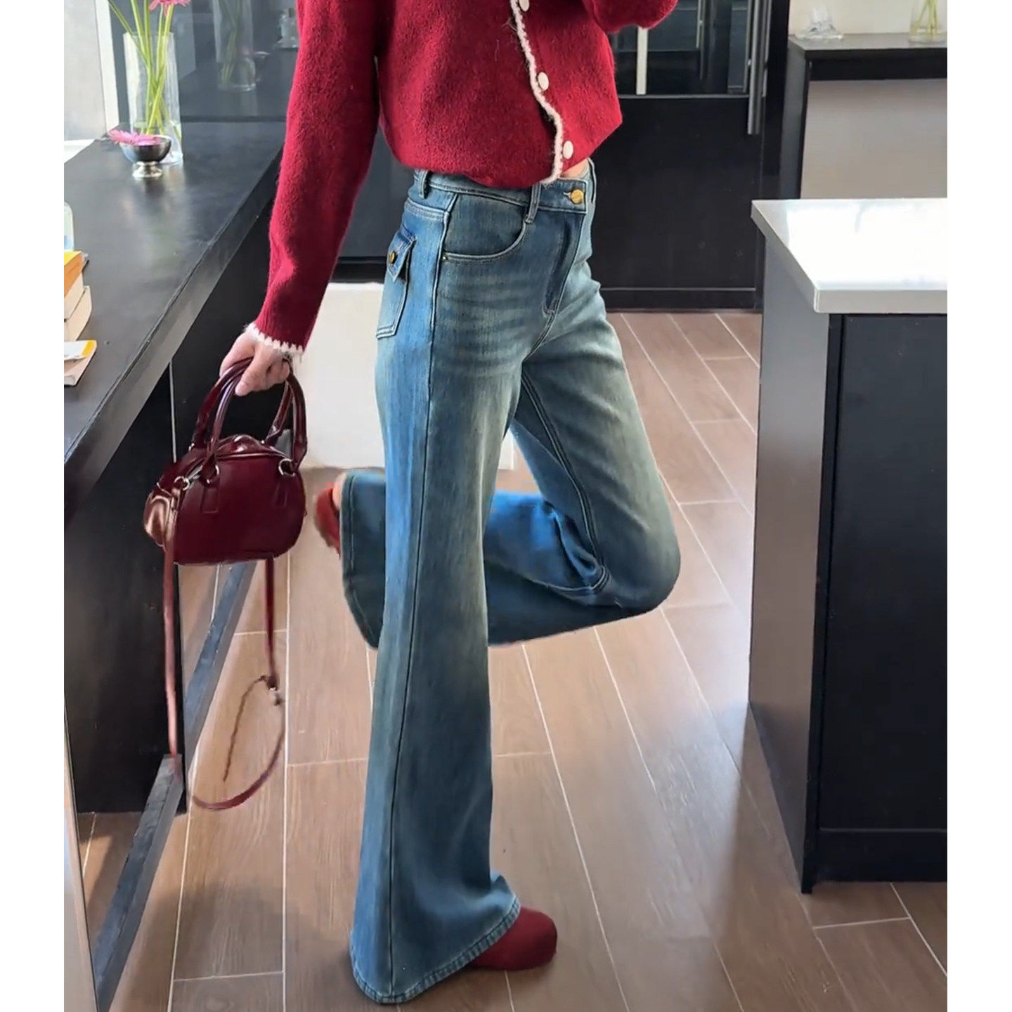 浅蓝色直筒微喇牛仔裤女2026新款小个子裤子梨型身材不贴腿喇叭裤