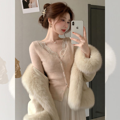 燕麦色拼接蕾丝花边V领修