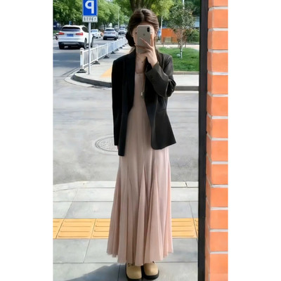 粉色温柔吊带连衣裙子春