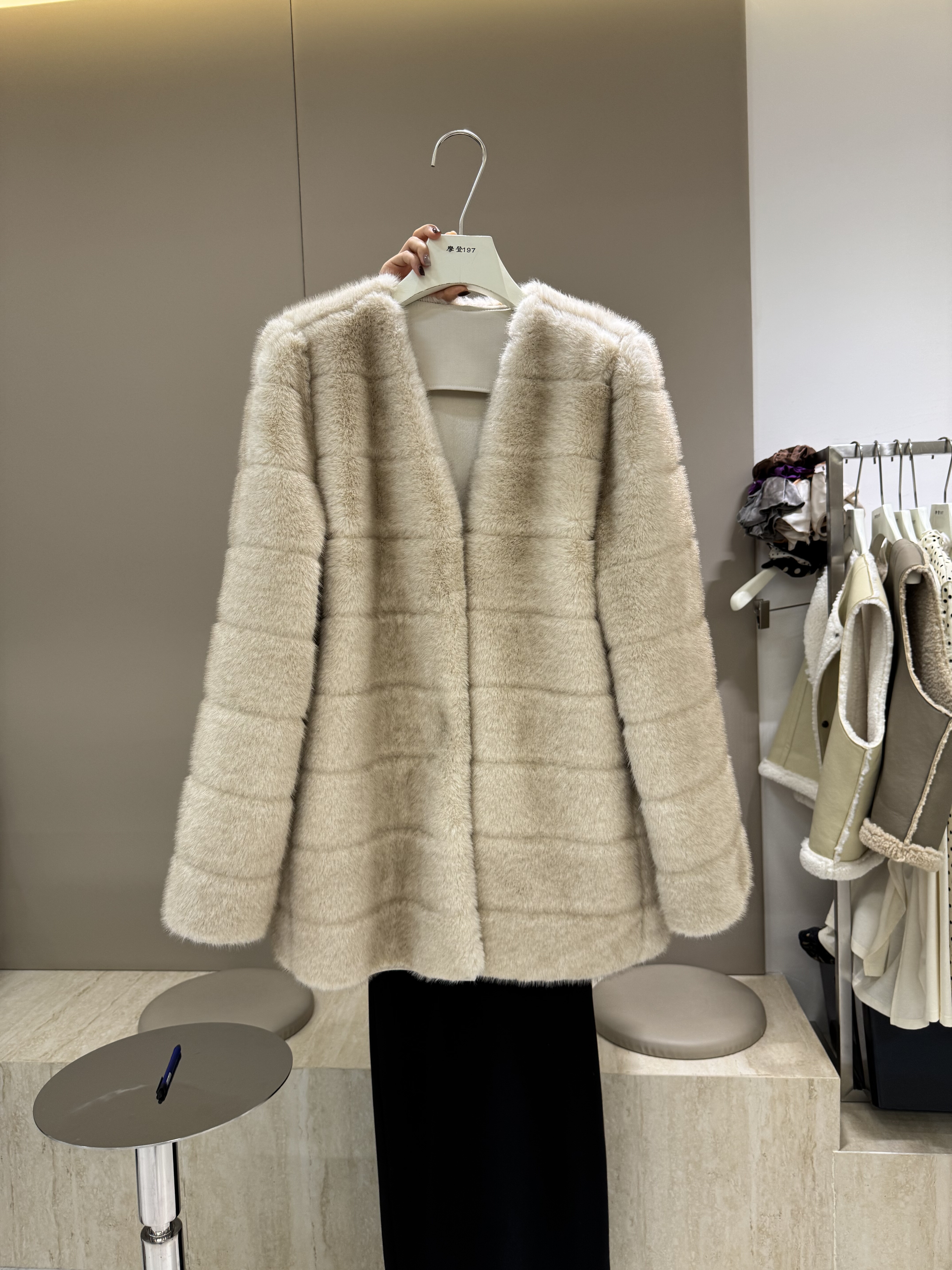 摩登mdeng高级感V领环保皮草外套女2025冬季中长款皮毛一体65100B