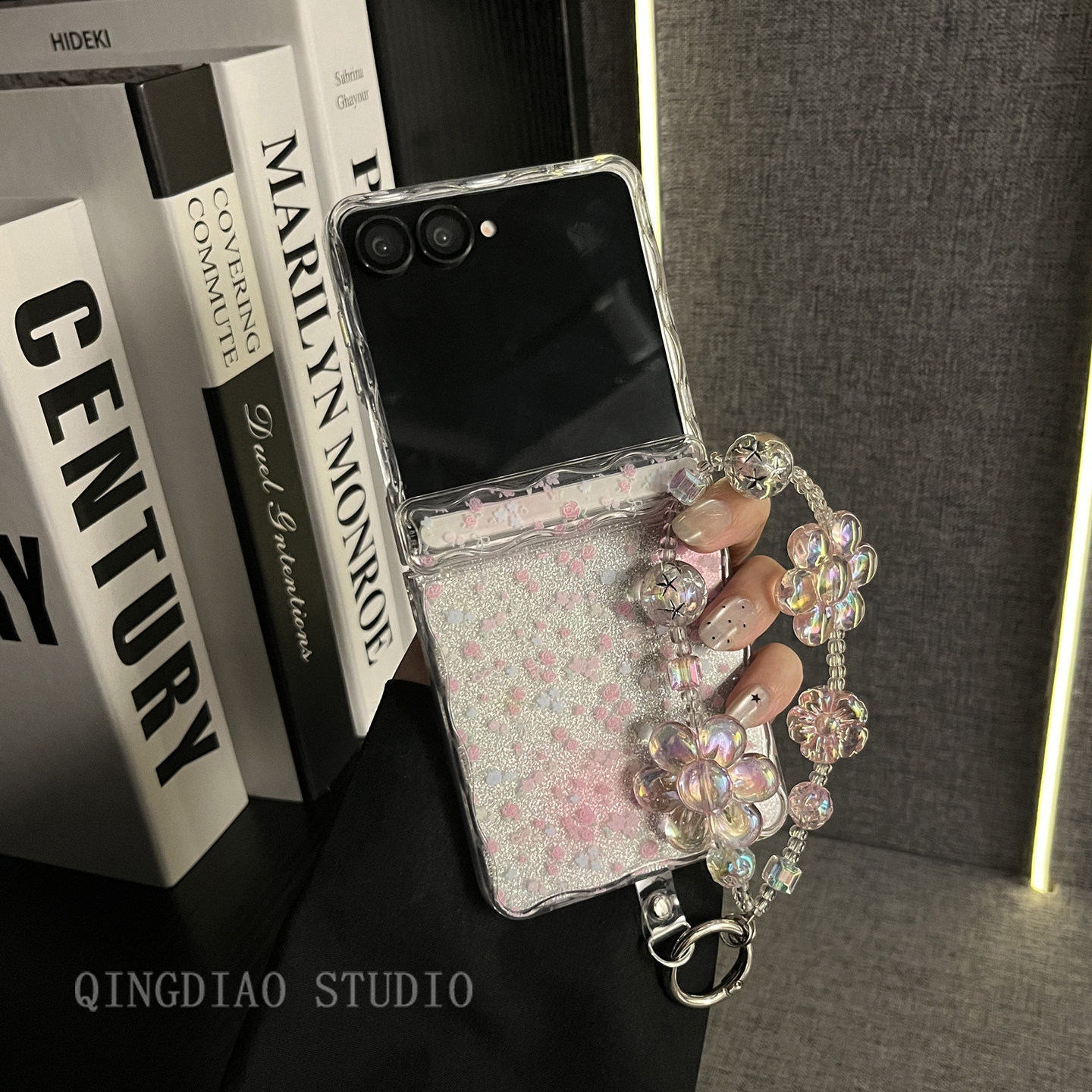 轻调 锡纸纹玫瑰花蝴蝶结透粉串珠手链适用三星zflip7/6/5/4/GalaxyW25Flip手机壳新款折叠屏翻盖防摔保护套