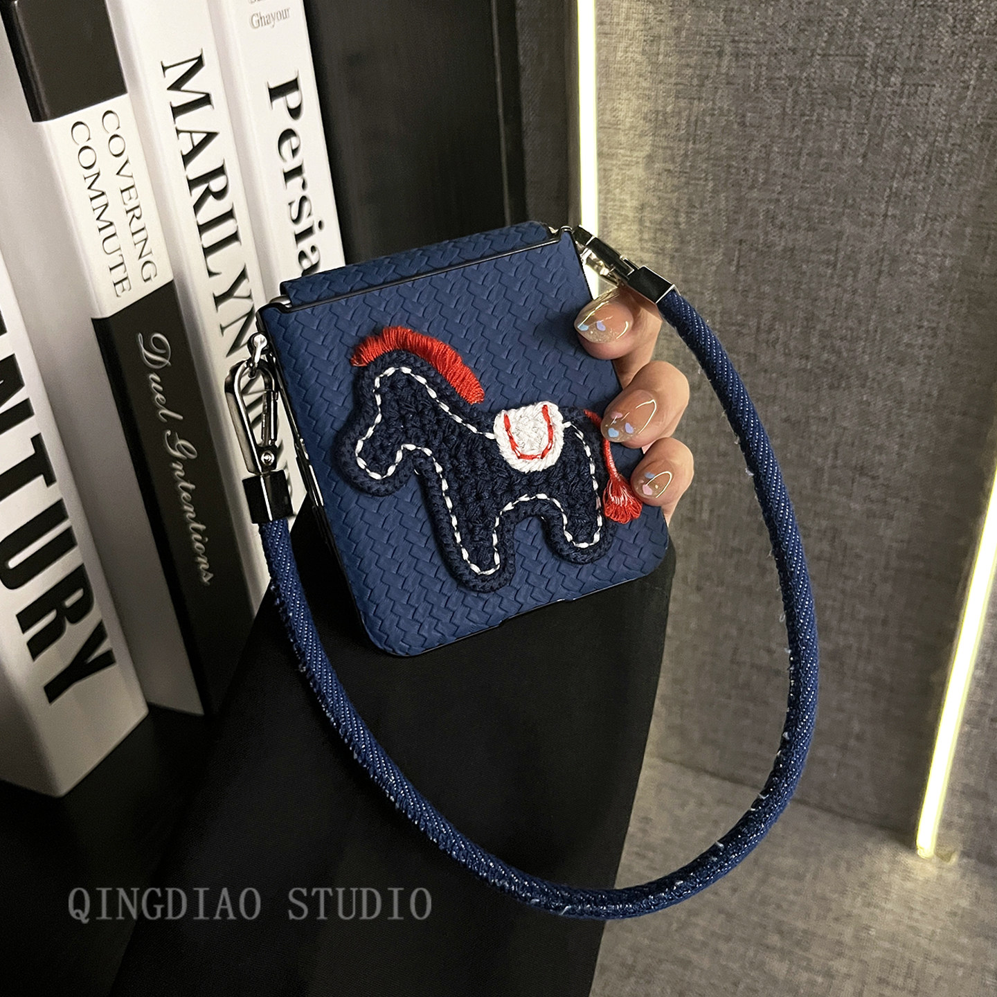 轻调 日韩深蓝草席纹针织马牛仔手提绳适用于小米MIX Flip2