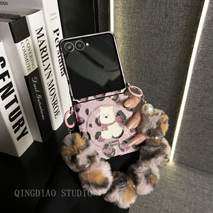 小众ins紫豹纹小狗磁吸毛球手提链适用于三星zflip7 GalaxyW25Flip手机壳新款 折叠屏翻盖防摔外壳 轻调