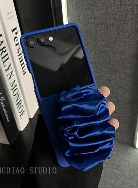 轻调 ins日韩肤感深蓝色褶皱丝巾腕带适用于三星zflip7/6/5/4/GalaxyW25Flip手机壳新款折叠屏翻盖防摔保护套