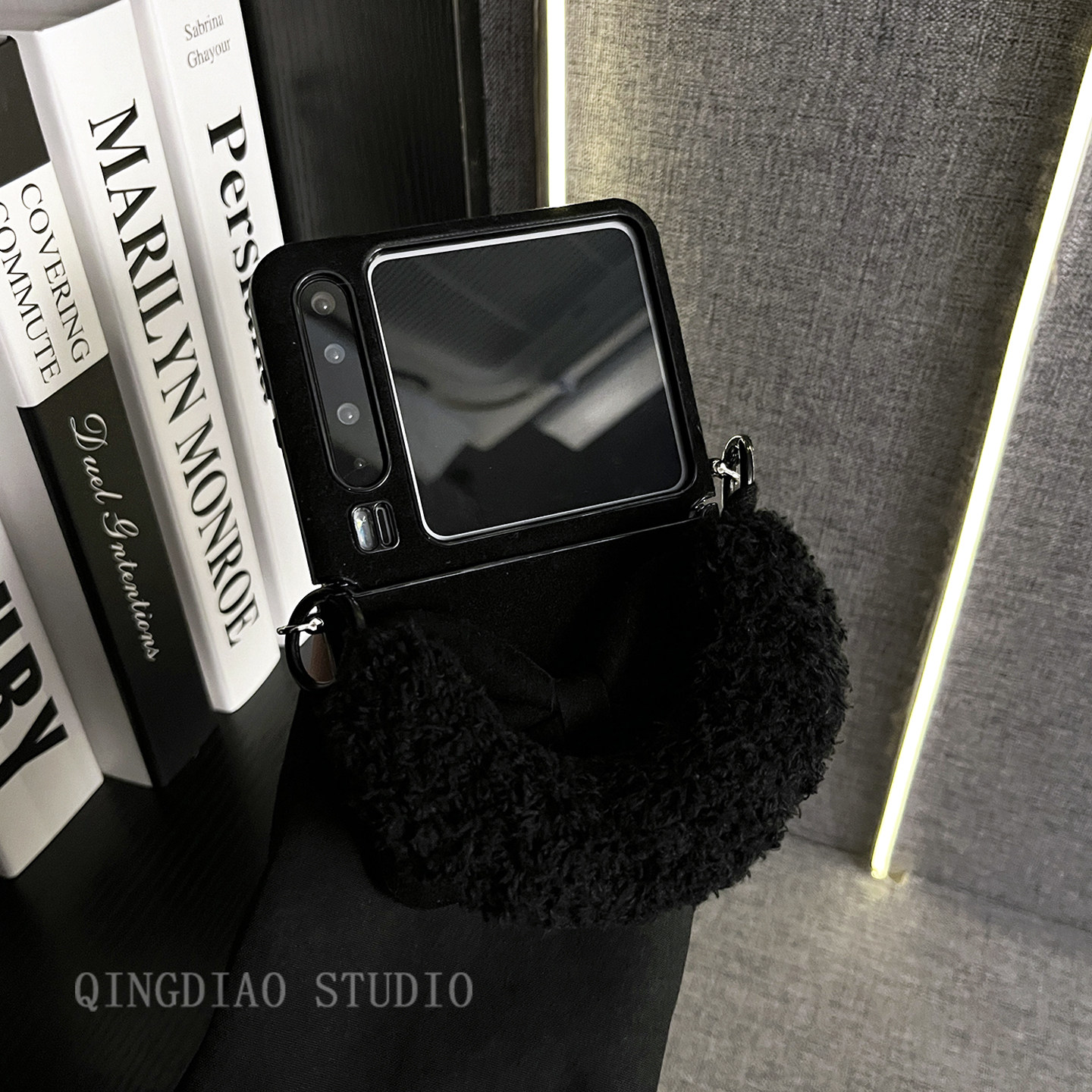 轻调 小众日韩黑丝绒蝴蝶结毛茸手提腕带适用于华为Pura X手机