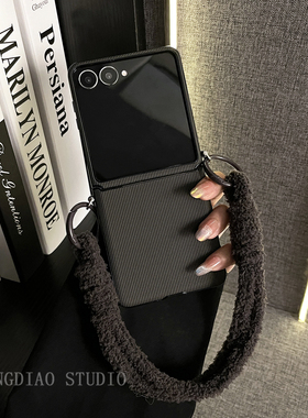 轻调 时尚深灰色条纹毛绒结手提绳适用于三星zflip7/6/5/4/GalaxyW25Flip手机壳新款折叠屏翻盖防摔女保护套