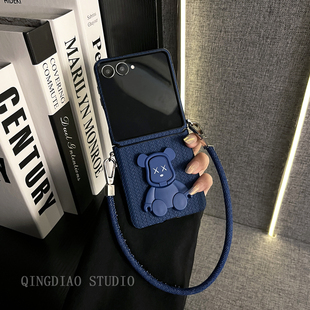 5GalaxyW25Flip手机壳新款 折叠屏翻盖防摔套 萌趣深蓝草席纹坐姿xx熊支架牛仔手提绳适用于三星zflip7 轻调