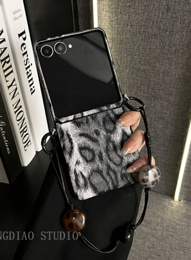 轻调 高级感灰色豹纹棕纽扣手提链适用于三星zflip7/6/5/4/GalaxyW25Flip手机壳新款折叠屏翻盖防摔女保护套