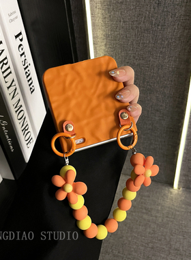 轻调 唯美ins橙色褶皱花朵串珠手提链适用于荣耀MagicVFlip2手机壳新款Magic折叠屏V FLIP防摔肤感翻盖保护套