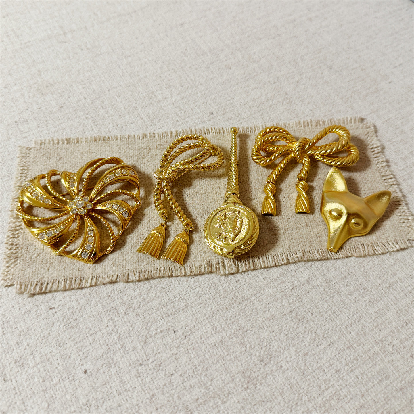 中古vintage首饰质感金色A雅VON M JENT打标蝴蝶绳结面具权杖胸针