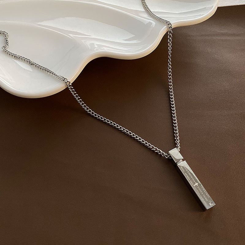 长款字母吊坠项链男款嘻哈潮流钛钢毛衣链高级感男生男士链子配饰