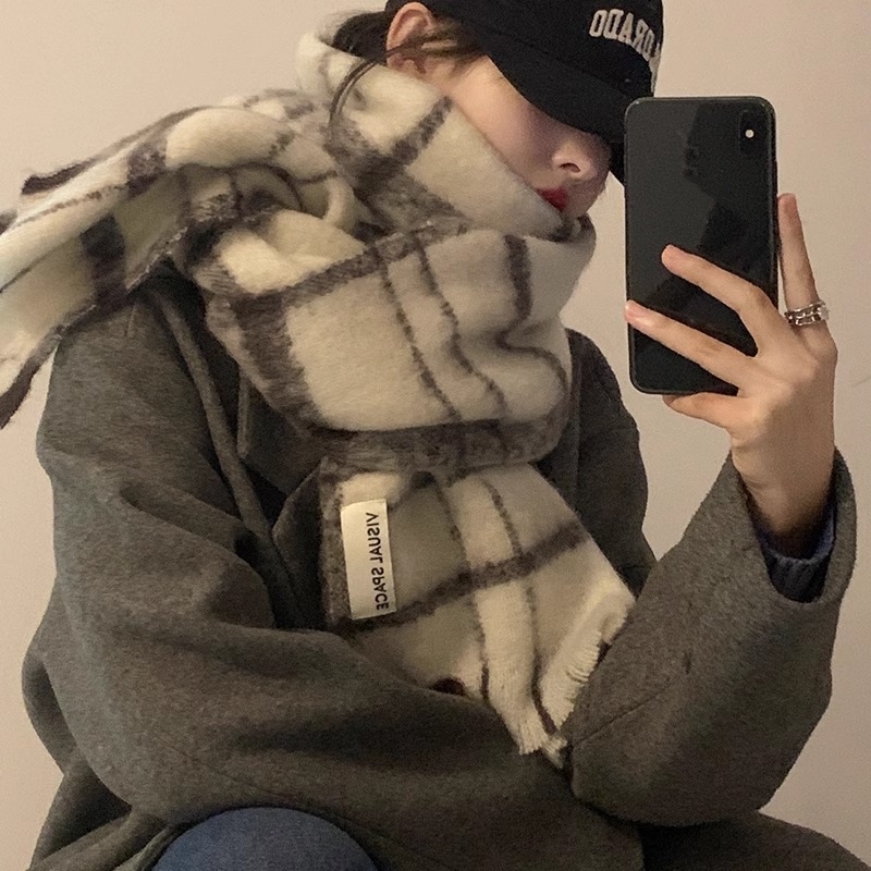 温柔米色围巾马海毛格子保暖加厚