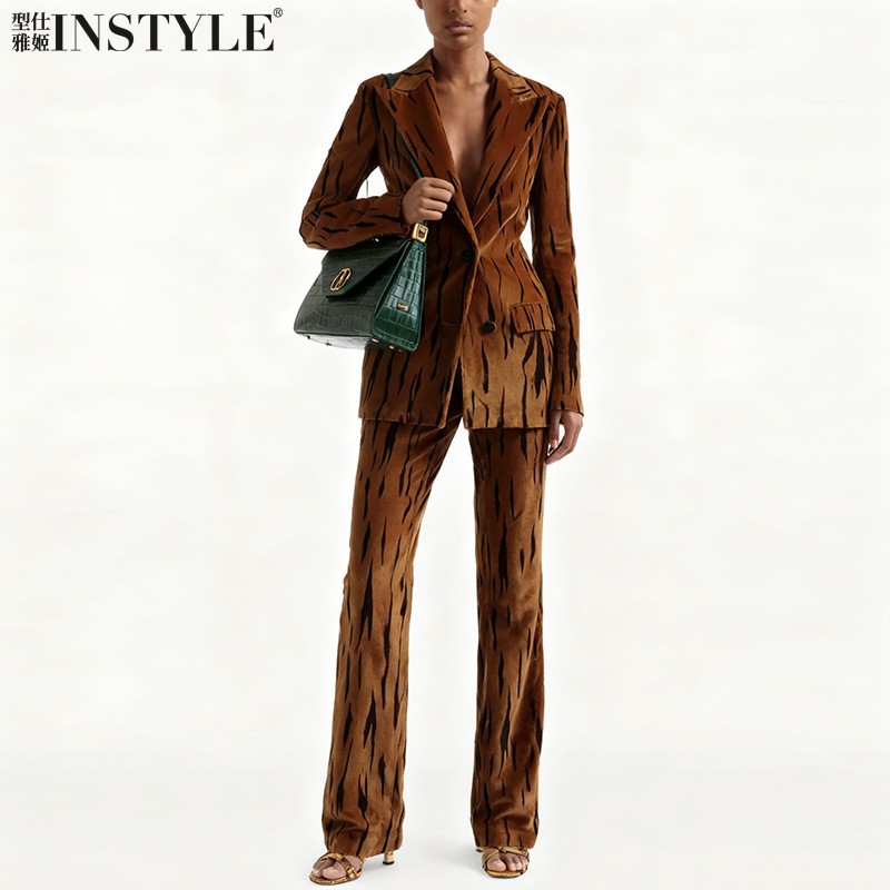 2025欧美明星款金丝绒西装微喇长裤套装女秋冬高级感虎皮纹两件套