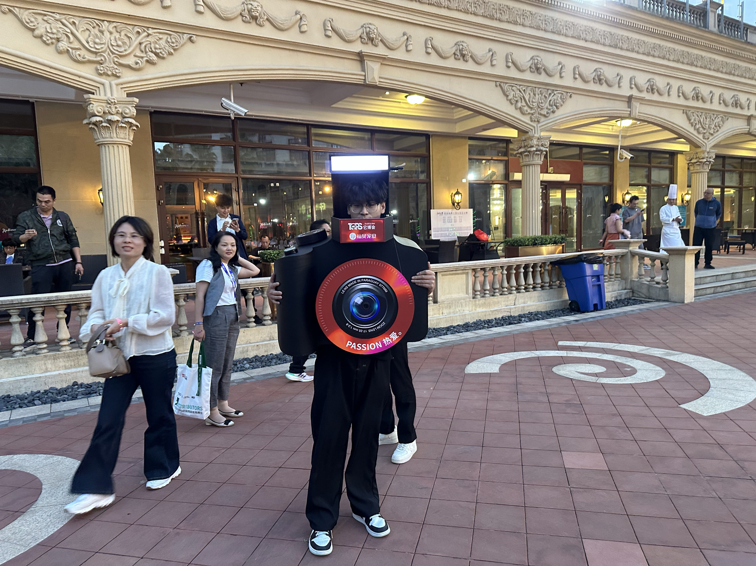 巡游相机人拍照，走哪拍哪机器人、相机人巡游互动打卡创意拍照