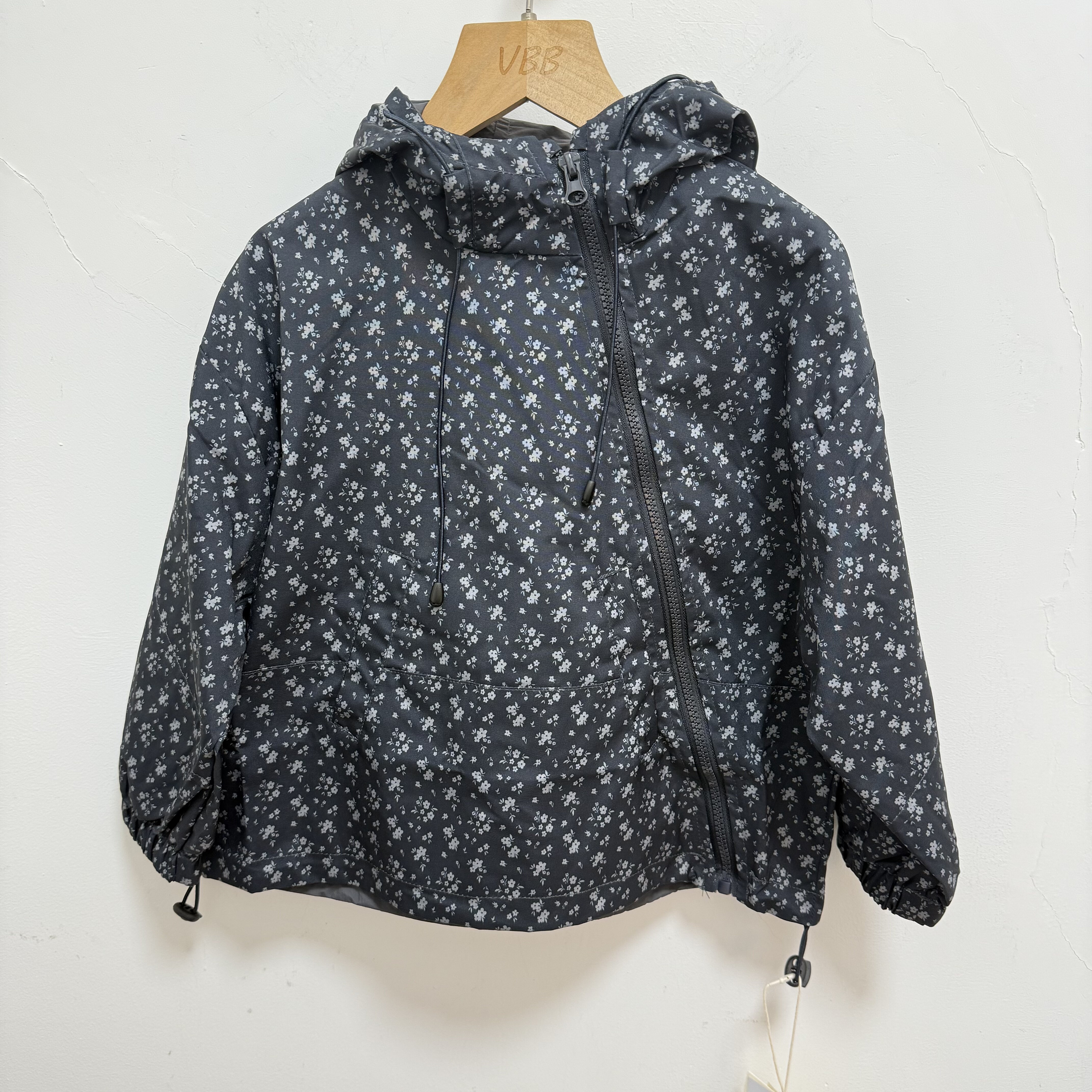 实体精品童装店 儿童女童黑色小碎花斜拉链风衣连帽春秋款外套