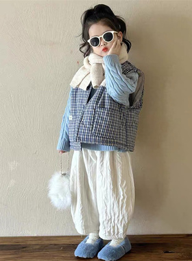 冬季女童韩系穿搭浅蓝色麻花毛衣+格子棉马甲+加绒韩版竖条哈伦裤