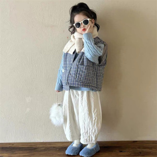冬季女童韩系穿搭浅蓝色麻花毛衣+格子棉马甲+加绒韩版竖条哈伦裤