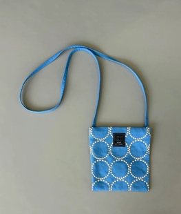 2025春夏皆川朋带拉链口袋斜挎包