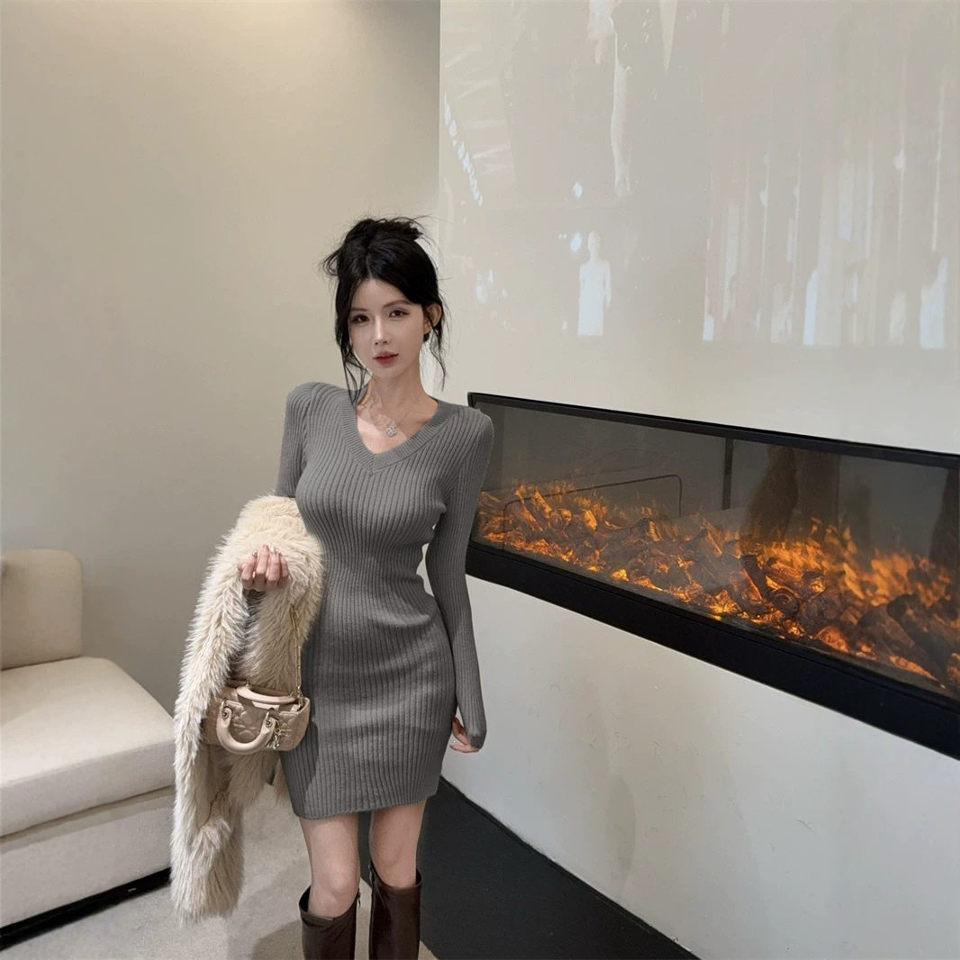 打底针织连衣裙女V领秋冬季配大衣内搭毛衣裙修身小个子包臀短裙