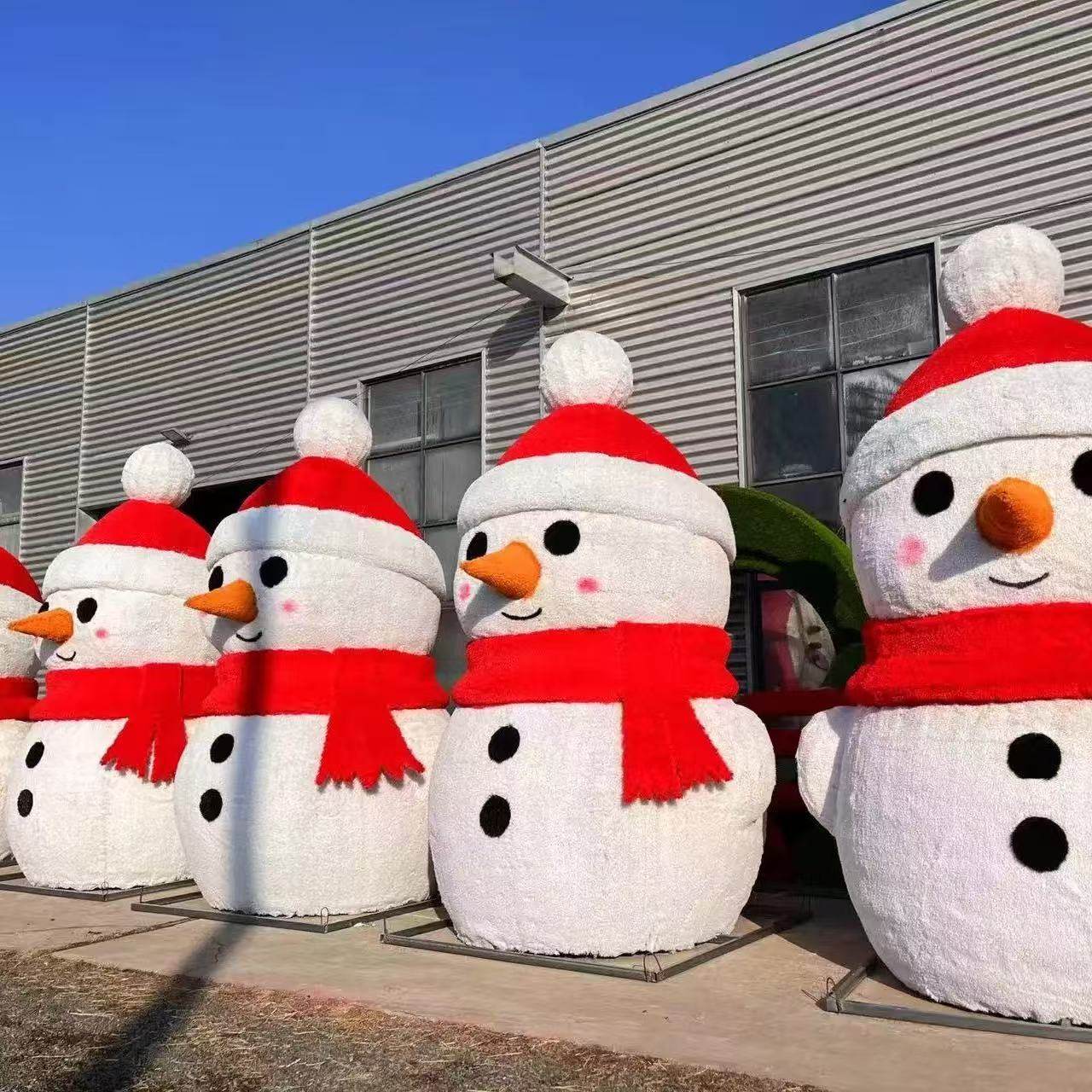 绿雕雪人冰雪景观巨型雕塑卡通小品春节元旦圣诞美陈滑雪场景观