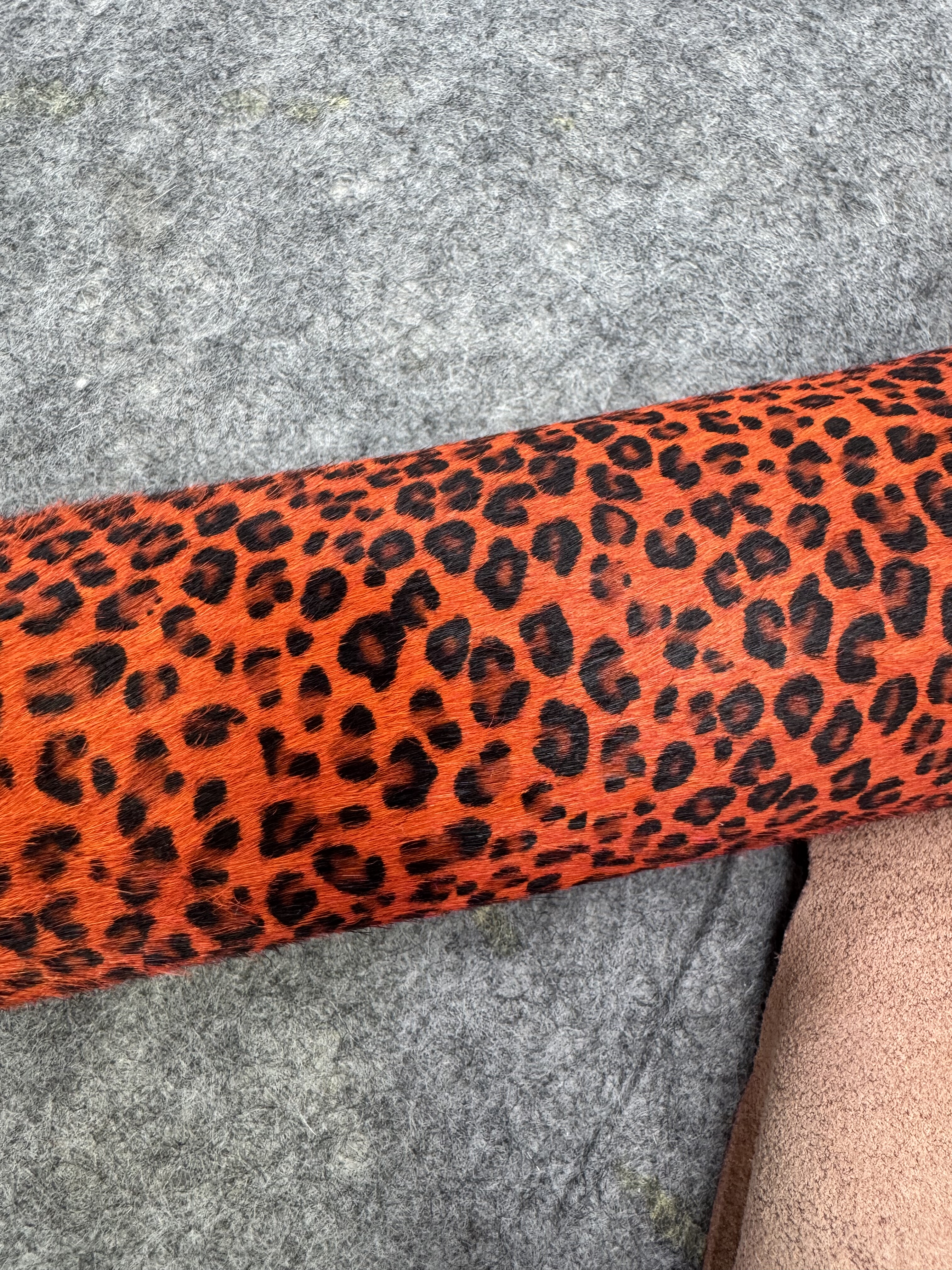 E153进口头层橙色小豹纹马毛皮料 手感微挺 厚度1.3