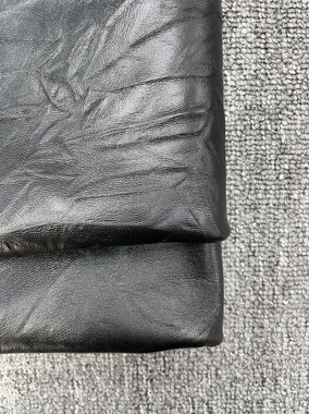 H279厚度1.2mm两张黑色手抓花绵羊皮 手感微软