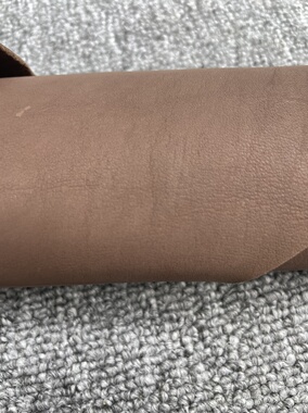 E593进口头层深咖色全粒面牛皮 手感微软 厚度1.2mm