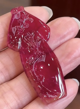 【挚爱碧玺】天然老料卢比来碧玺旗袍吊坠 雕工精美 颜色艳丽