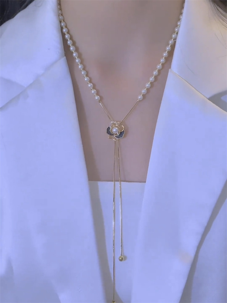 黑色山茶花珍珠吊坠项链女新款高级感可抽拉调节锁骨链长款毛衣链