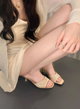 法式名媛风方头花瓣凉拖鞋女外穿夏2025年新款水钻绸缎小猫跟拖鞋