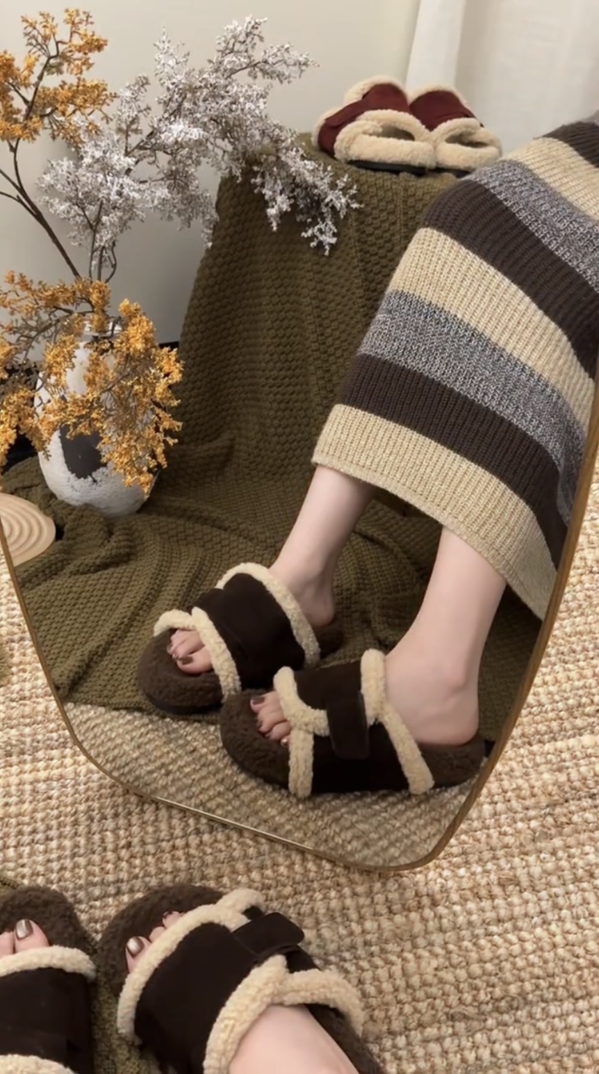 2025秋冬新款小众设计高级感厚底毛毛鞋女外穿复古高级皮带拖鞋潮