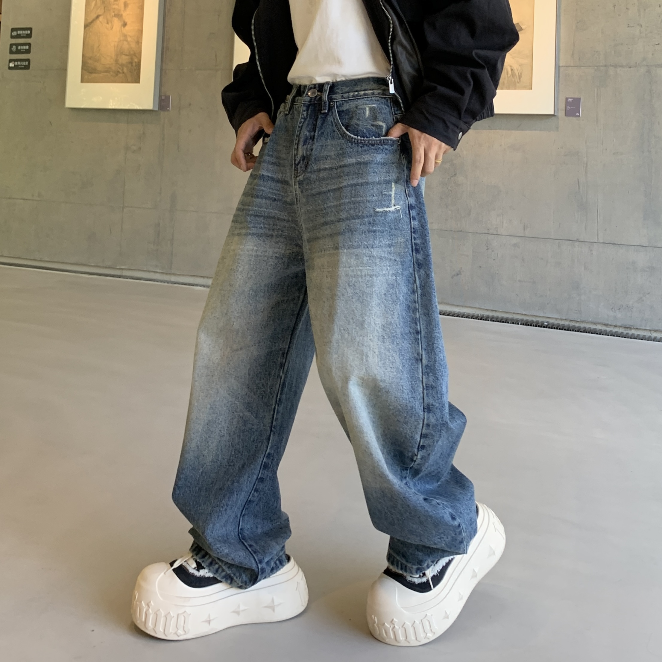 新款街头潮牌嘻哈高街宽松阔腿大直筒美式复古男女款牛仔裤弯刀裤