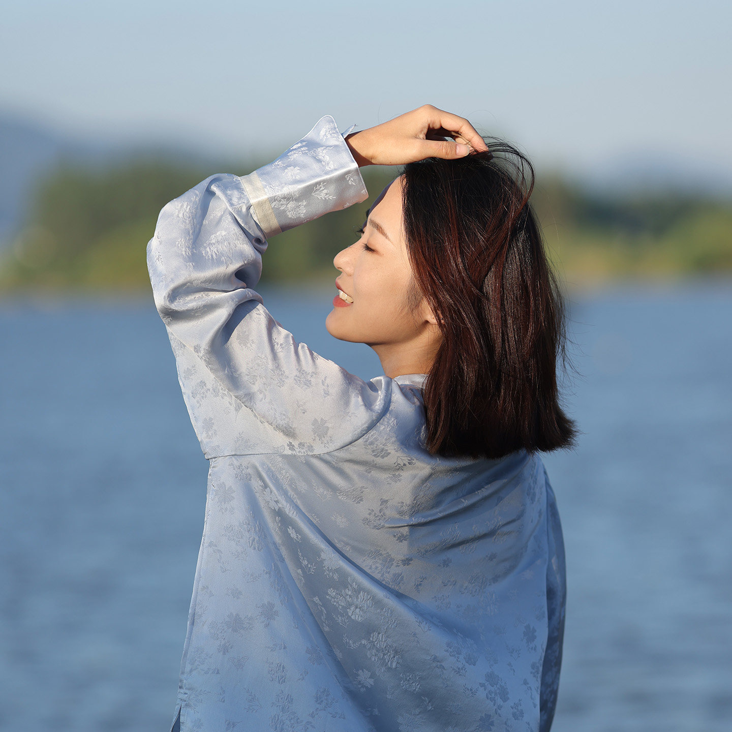 慢慢变蓝原创 新中式暗纹桑蚕丝上衣女短款立领斜襟盘扣真丝衬衫