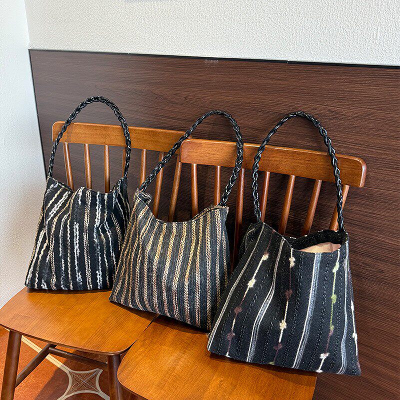 秋冬新品彩色编织条纹麻花单肩包包简约复古通勤慵懒风时尚百搭款