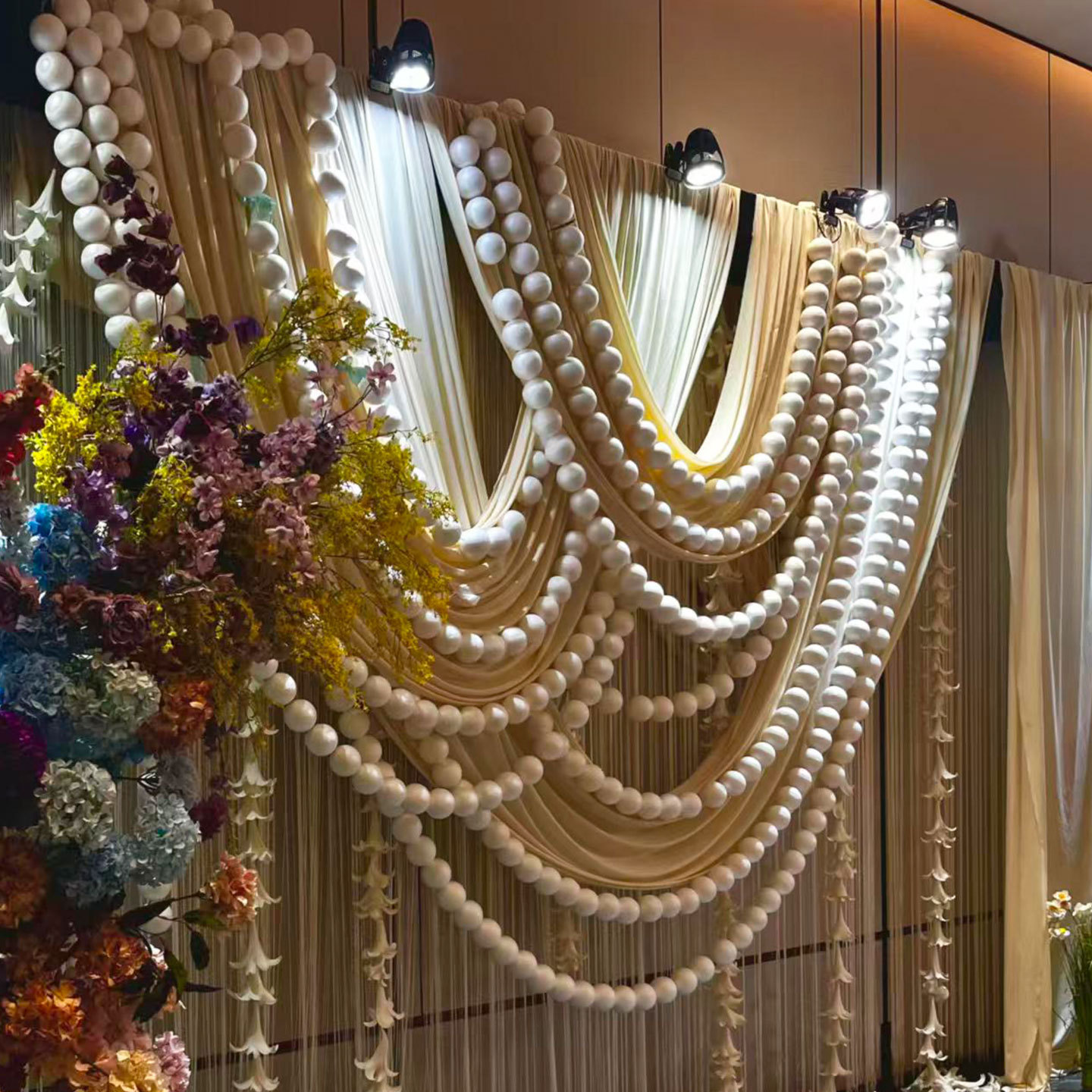 婚礼舞台背景墙挂饰白色圆球道具