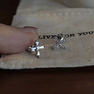 INS极简绝美十字架耳钉小巧养耳纯银带钻耳骨耳垂钉长期实用耳饰