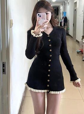 秋冬黑色赫本风法式V领针织连衣裙女2024新款纯欲收腰包臀短裙子