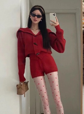 春节2025新款新年红穿搭牛角扣毛衣开衫慵懒风红色针织裙战袍套装