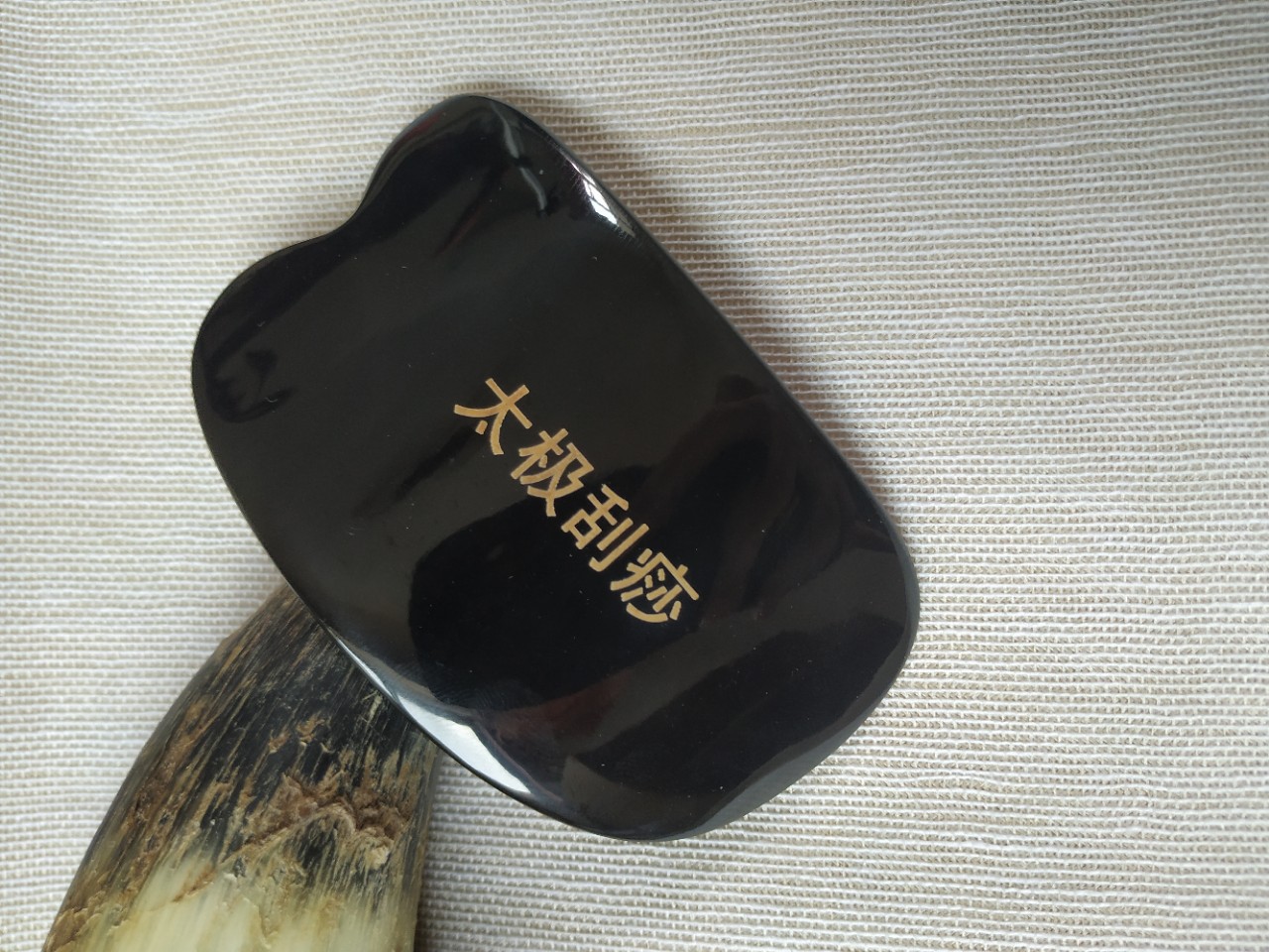 太极刮痧板薄黑水牛角弧形头部按摩片曲面红杏林学院培训同款身体图片